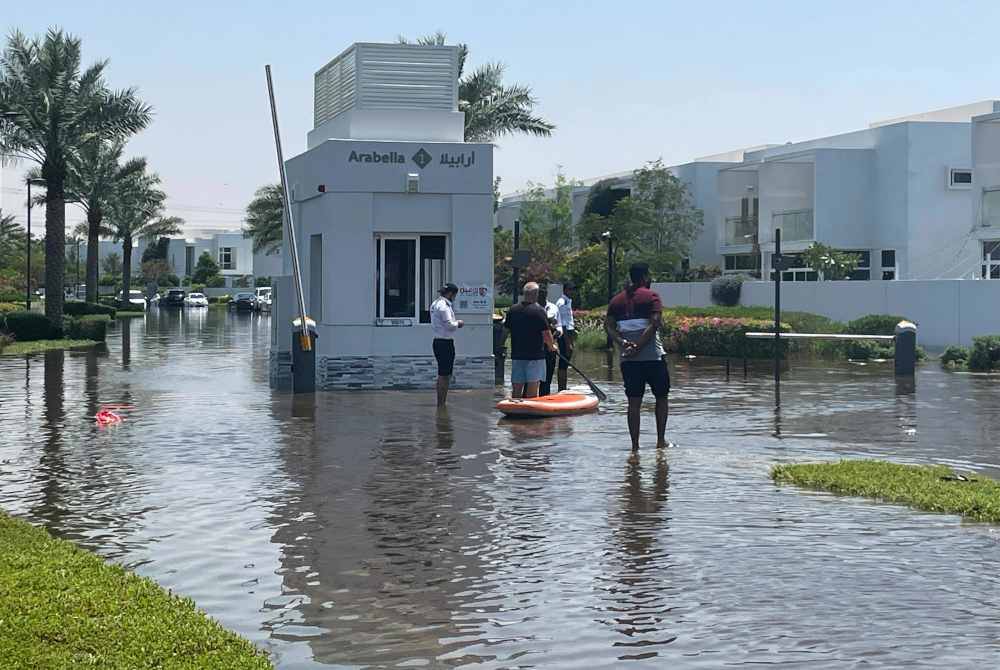 
Kawasan kediaman mewah di Dubai turut terkena tempias banjir akibat hujan lebat luar biasa.