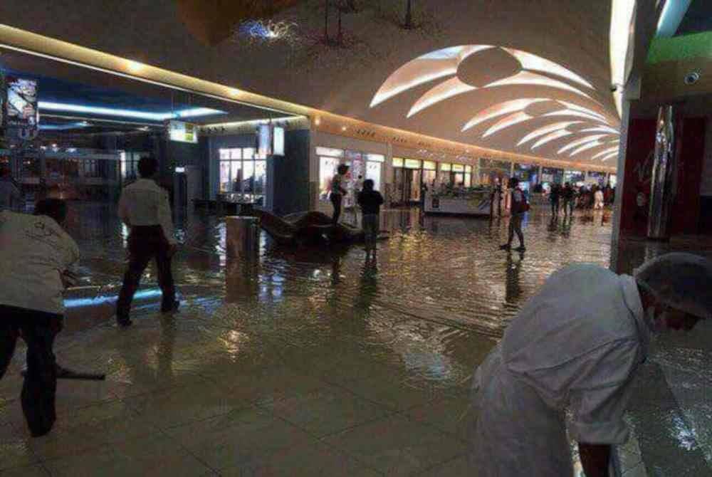 
Dubai Mall yang menjadi pusat beli-belah terkemuka di kota raya Dubai turut digenangi air banjir.