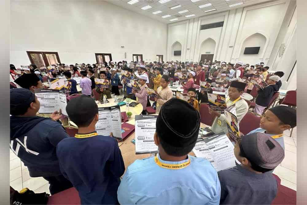 Pelajar sedang mengikuti sesi praktikal hafazan dengan teknik yang mudah dan betul berdasarkan format temu duga ke sekolah menengah tahfiz.