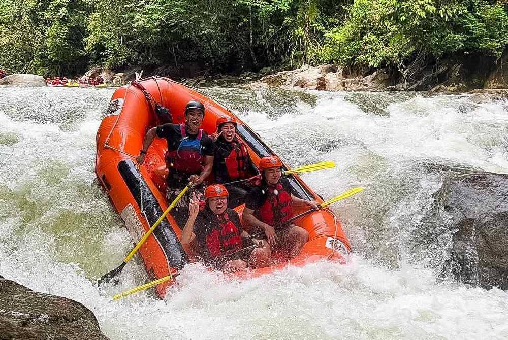 Aktiviti 'water rafting' memberi cabaran kepada pencinta sukan ekstrem di Sungai Kampar.