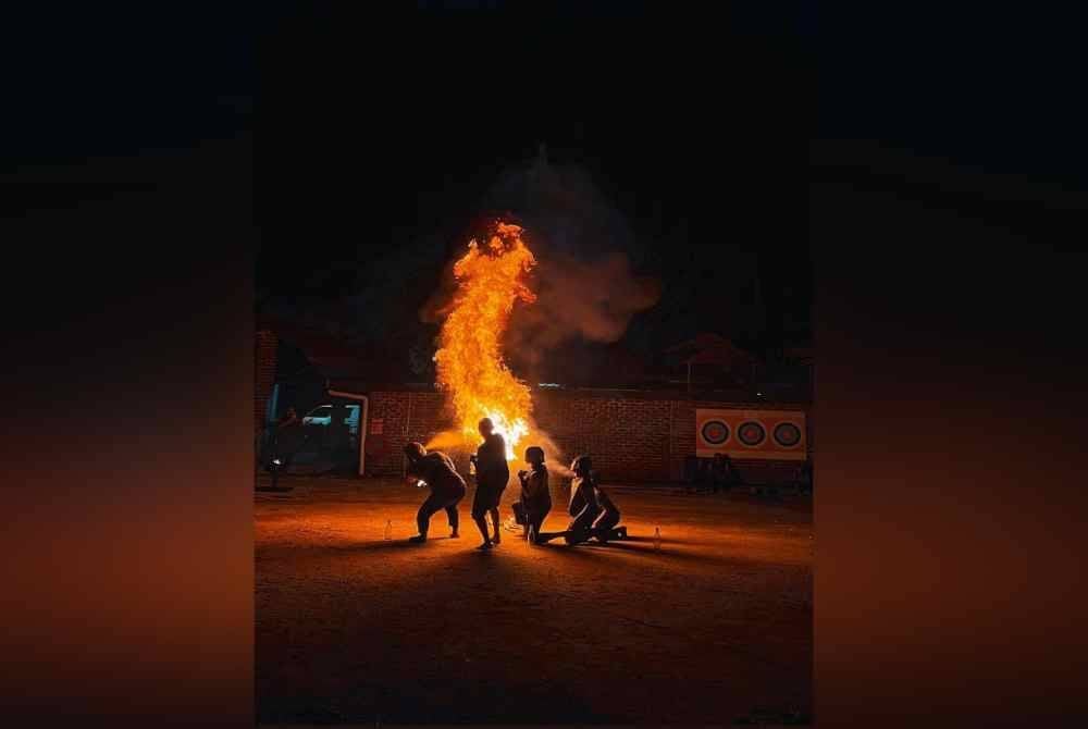 
Persembahan api mendebarkan ketika bersantai sambil menikmati makan malam.