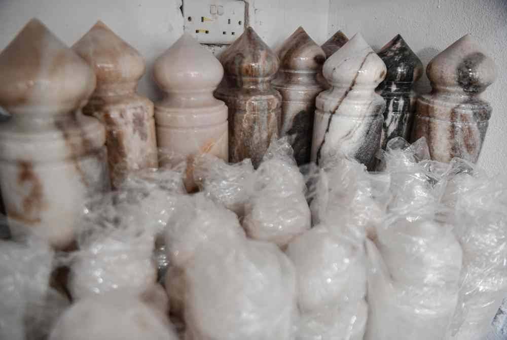 
Batu nisan yang ditempah untuk dipasang pada kepok. Foto Bernama