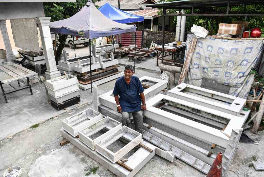 
Baharudin menunjukkan kepok kubur yang disiapkannya bersama anak-anak di bengkel keluarga di Paya Jaras, baru-baru ini. Foto Bernama