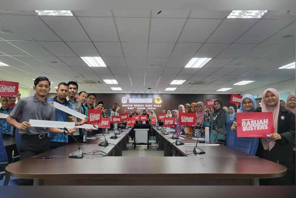 Nurhayati (tengah) bersama guru MRSM Bagan Datuk yang menyokong Jelajah Antirasuah MARA X Rasuah Busters.