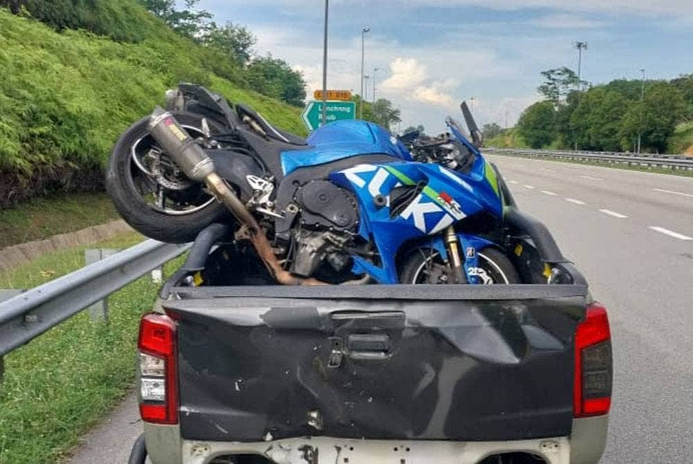 Keadaan motosikal mangsa yang tercampak ke atas bahagian muatan kenderaan pacuan empat roda yang dirempuh dalam kemalangan di Kilometer 98.6 LPT1 arah timur pada Jumaat.