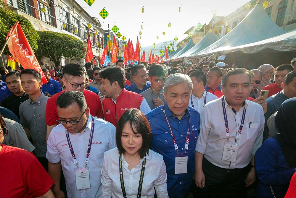 Ahmad Zahid bersama Setiausaha Agung DAP, Anthony Loke dan Pengerusi Pakatan Harapan Selangor, Datuk Seri Amirudin Shari mengiringi calon Harapan, Sock Tao (tengah) ke pusat penamaan calon yang bertempat di Dewan Serbaguna dan Kompleks Sukan Daerah Hulu Selangor. Foto Bernama