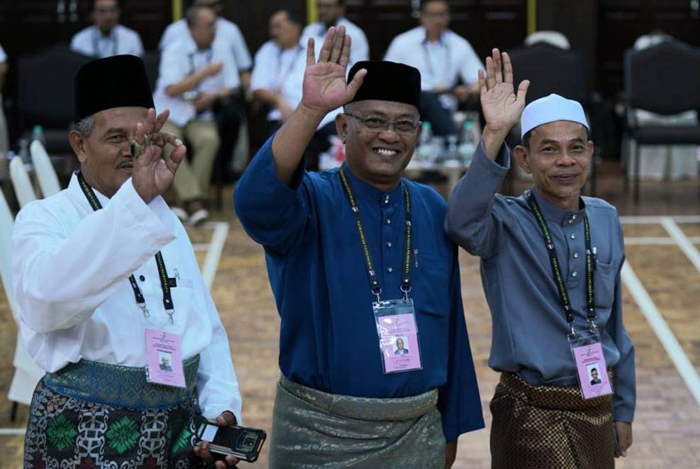 Khairul Azhari (tengah) enggan mengulas kontroversi melibatkan kelayakan akademiknya yang tular di media sosial.