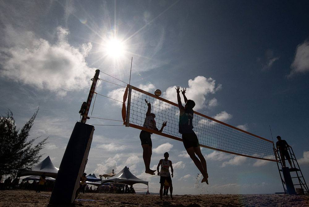 Bekas pemain kebangsaan Sim Jian Qin (kiri) melakukan pukulan spike ke gelanggang lawan pada acara bola tampar pantai sempena Labuan International Sea Challenge (LISC) 2024 di Kompleks Sukan Laut Antarabangsa Labuan (KSLA) hari ini.