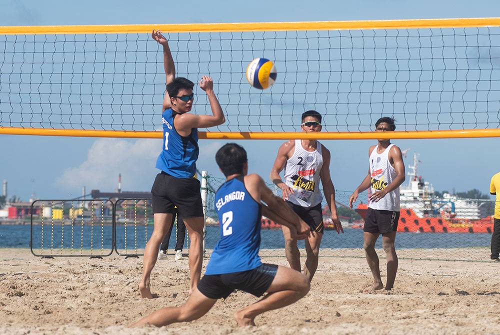 Bekas pemain kebangsaan Sim Jian Qin (dua, kanan) beraksi pada acara bola tampar pantai sempena Labuan International Sea Challenge (LISC) 2024 di Kompleks Sukan Laut Antarabangsa Labuan (KSLA) hari ini.