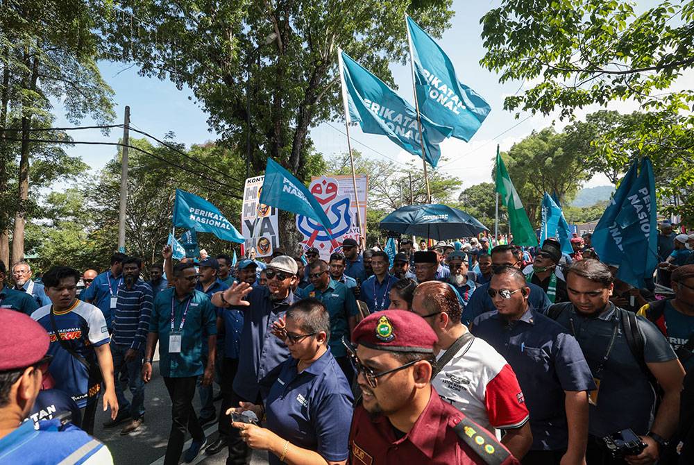 Para penyokong Perikatan Nasional berarak sempena Hari Penamaan Calon bagi Pilihan Raya Kecil (PRK) Dewan Undangan Negeri (DUN) Kuala Kubu Baharu menuju ke Dewan Serbaguna dan Kompleks Sukan Daerah Hulu Selangor hari ini.