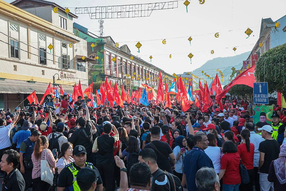 Para penyokong Kerajaan Perpaduan berarak sempena Hari Penamaan Calon bagi Pilihan Raya Kecil (PRK) Dewan Undangan Negeri (DUN) Kuala Kubu Baharu menuju ke Dewan Serbaguna dan Kompleks Sukan Daerah Hulu Selangor hari ini.
