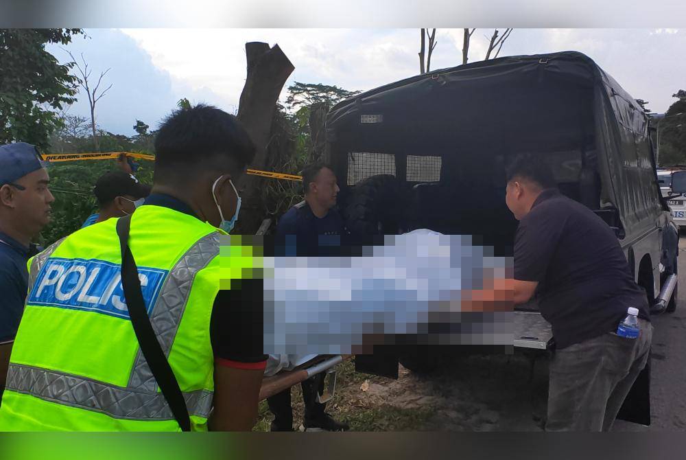 Mayat lelaki bertatu yang ditemui di Sungai Linggi di Jalan Paroi Senawang berhampiran sebuah stesen minyak di bawa ke Hospital Tuanku Jaafar untuk tindakan lanjut.