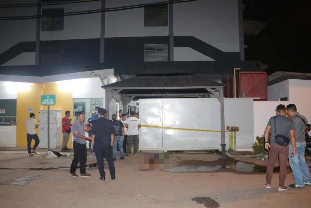 Seorang lelaki warga Myanmar ditemui mati dengan kesan tikaman dan pukul di bahagian kepala di kawasan asrama sebuah kilang di Sungai Petan pada malam Rabu.