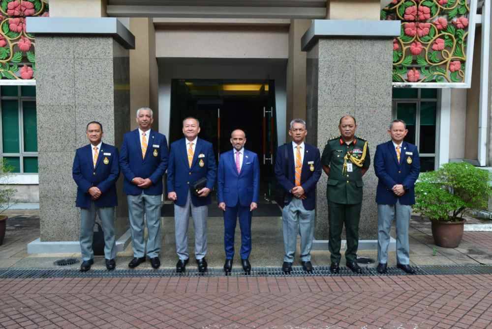 NRC turut dibawa melawat Angkatan Bersenjata Singapura.