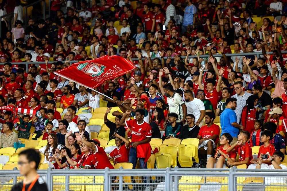 Sebahagian penyokong yang hadir bagi menyaksikan perlawanan bola sepak di antara legenda bola sepak pasukan Liverpool FC dan legenda bola sepak pasukan Manchester United pada perlawanan 'Battle of The Reds' di Stadium Nasional Bukit Jalil malam Sabtu. Foto Bernama