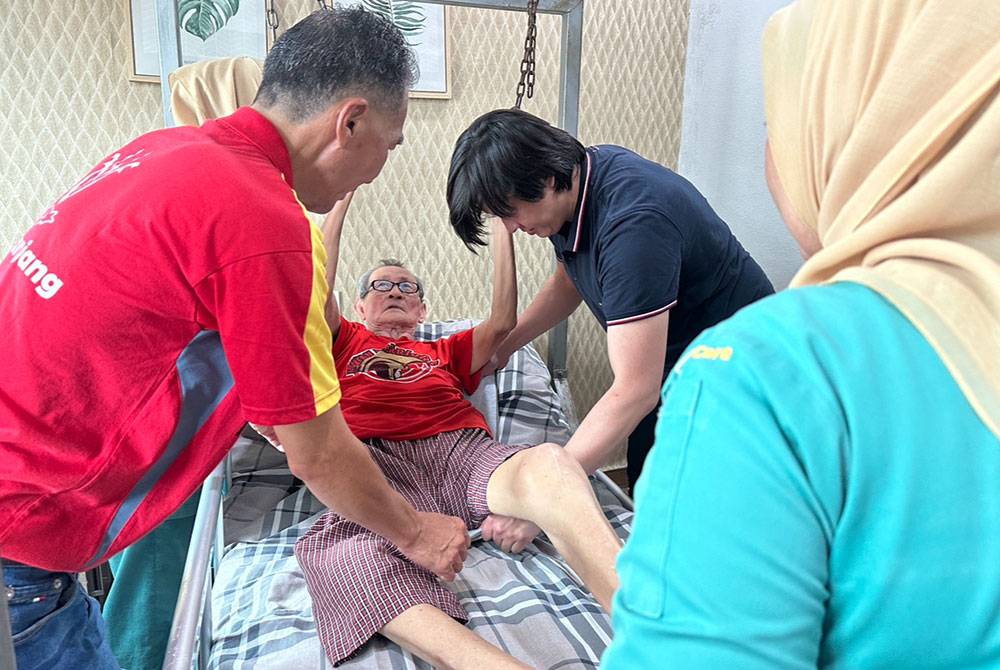 Cheong Phor yang dibantu untuk berbaring di atas katilnya.