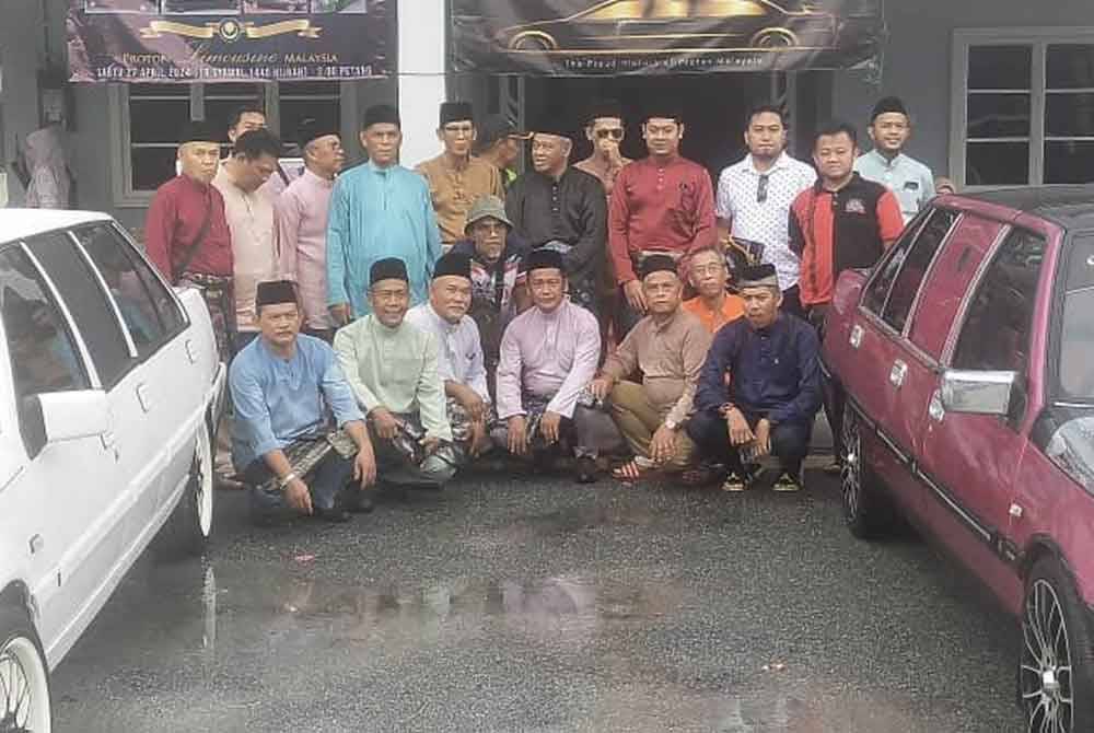 Sebahagian pemilik Proton Limousine Malaysia meraikan sambutan Aidilfitri bersama anak yatim di salah sebuah rumah pemilik kereta itu di Batu 12, Tok Muda, Kapar di sini pada Sabtu.
