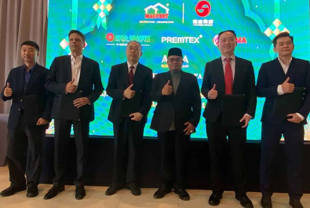 Hilmi (tiga,kanan) semasa hadir pada Rumah Terbuka Hari Raya Aidilfitri dan Majlis Menandatangani Kerjasama Strategik Arika@Kubang Kerian di Kota Bharu.