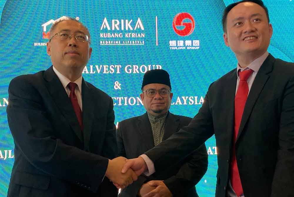 Hilmi (tengah) menyaksikan Majlis Menandatangani Kerjasama Strategik Arika@Kubang Kerian di Kota Bharu.