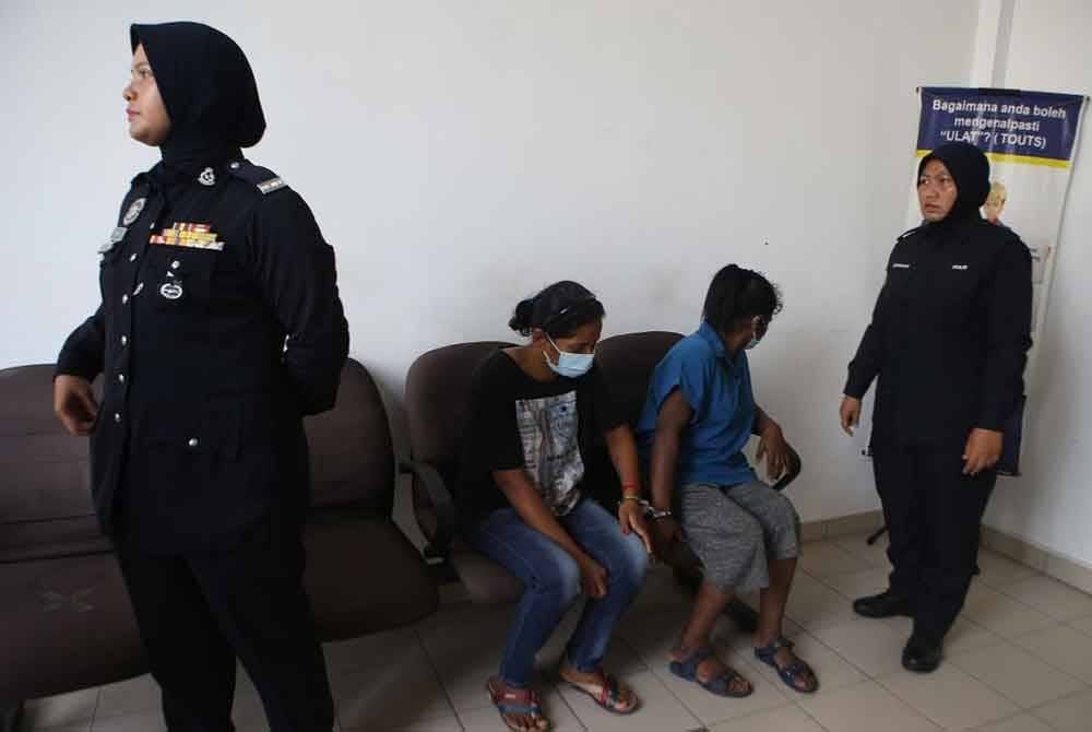 Tertuduh (dua dari kiri) ketika dibawa ke Mahkamah Majistret Kulim pada Ahad.