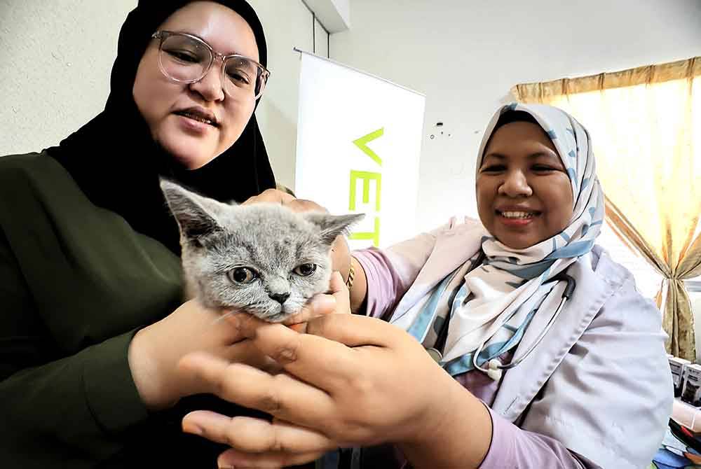 Azliza (kanan) menyerahkan Kasim Selamat kepada Khairun Sofea.