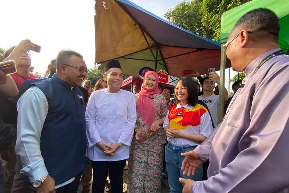 Calon PN, Khairul Azhari Saut (kanan) dan calon PH, Pang Sock Tao (dua dari kanan) bertembung di Pasar Tani Batang Kali ketika masing-masing turun berkempen sempena Pilihan Raya Kecil (PRK) Kuala Kubu Baharu pada Ahad.