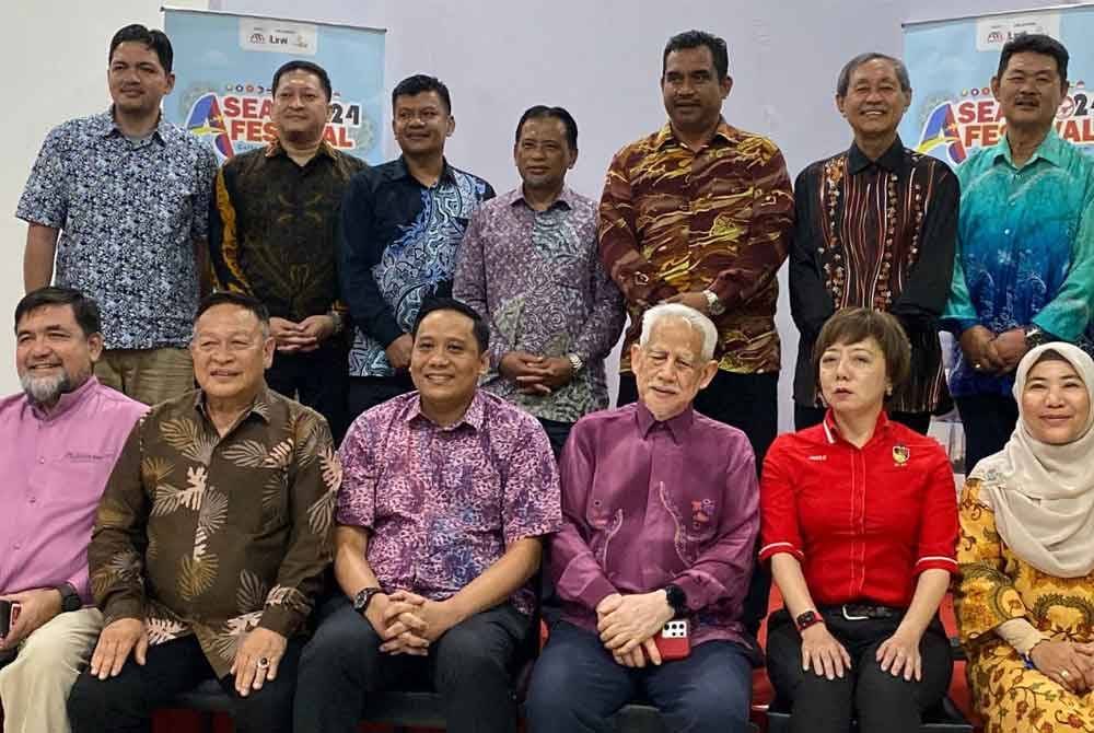 Ahmad Fahmi (tiga dari kiri) semasa hadir di Festival Asia 2024 yang diadakan di Asean Mall Pattani, Thailand.