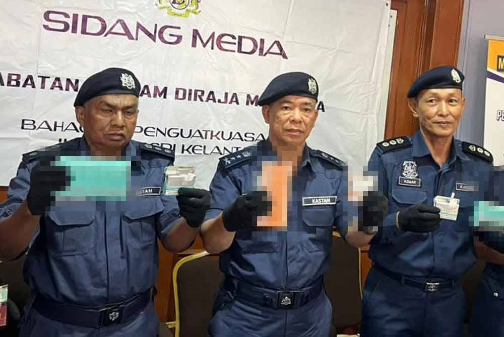 Wan Jamal Abdul Salam (tengah) mendedahkan rokok pemanas mula menjadi tumpuan penyeludup di negeri ini apabila agensi berkenaan berjaya merampas barangan itu dalam serbuan di Wakaf Bharu, Tumpat pada Rabu.