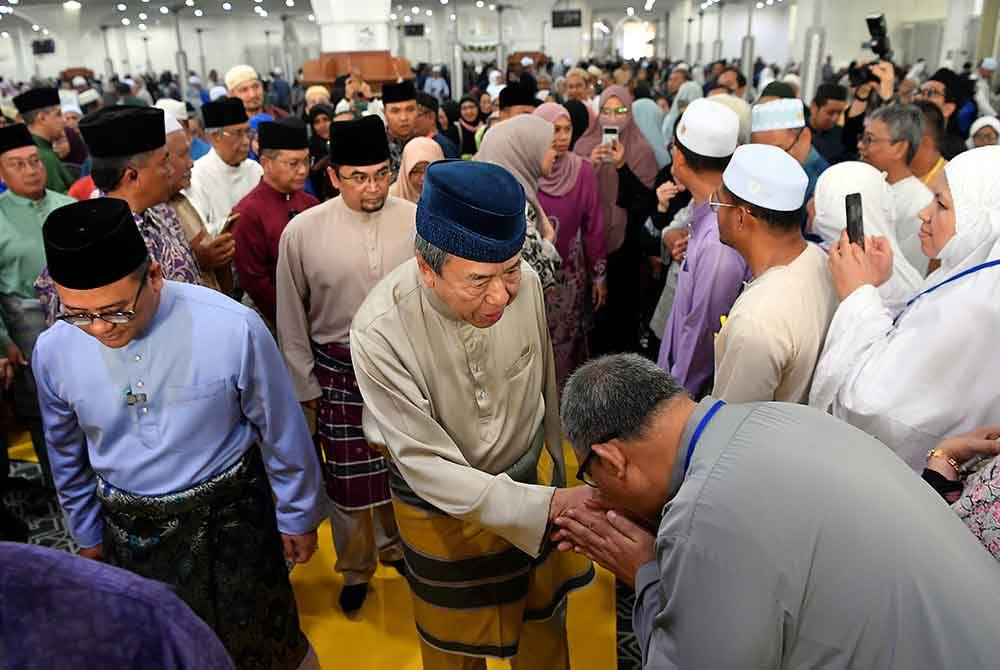 Sultan Sharafuddin (tengah) berkenan berangkat menyempurnakan Kursus Perdana Haji Peringkat Negeri Selangor bagi tahun 1445H/2024 di Masjid Sultah Salahuddin Abdul Aziz Shah pada Ahad.Foto Bernama