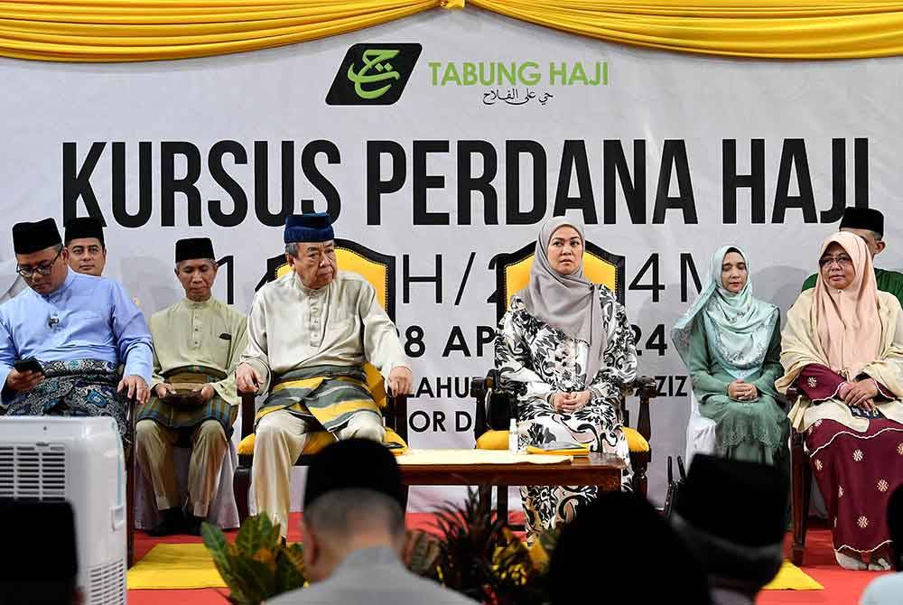 ultan Selangor Sultan Sharafuddin Idris Shah (dua, kiri) dan Tengku Permaisuri Selangor Tengku Permaisuri Norashikin (dua, kanan) berkenan berangkat menyempurnakan Kursus Perdana Haji Peringkat Negeri Selangor bagi tahun 1445H/2024 di Masjid Sultah Salahuddin Abdul Aziz Shah hari ini. Foto Bernama