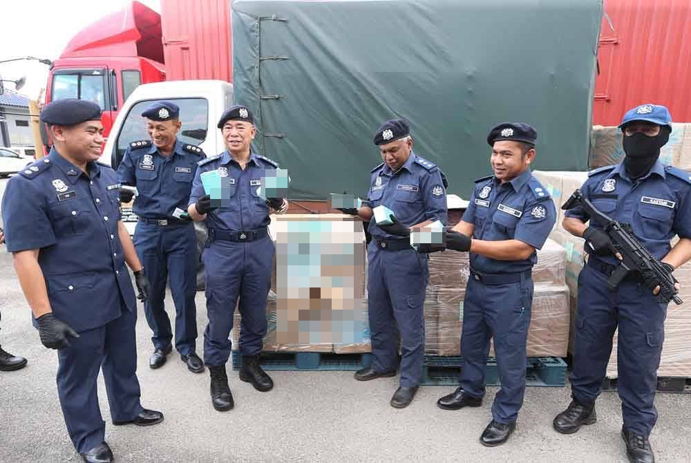 JKDM Kelantan merampas 2.62 juta batang rokok seludup membabitkan pelbagai jenama dalam dua serbuan berasingan pada Rabu.