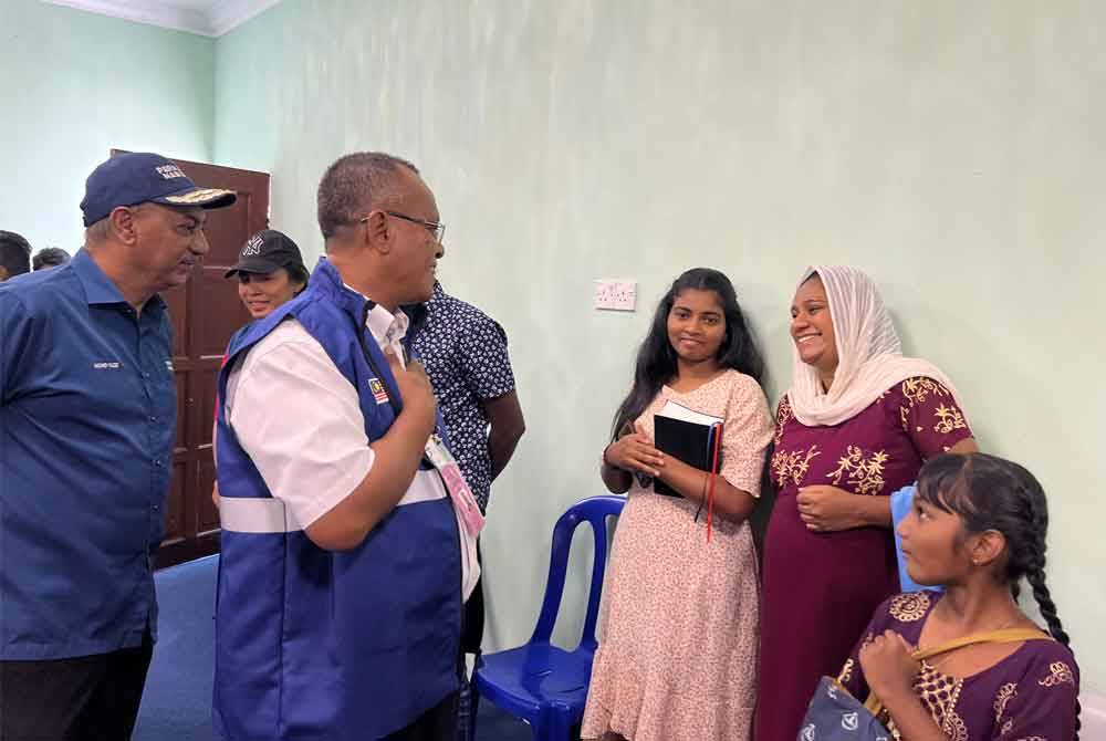 Khairul Azhari diiringi Ahli Dewan Undangan Negeri (ADUN) Lepar, Mohd Yazid Mohd Yunus ketika beramah mesra bersama kaum India di Kampung Chuang pada Ahad