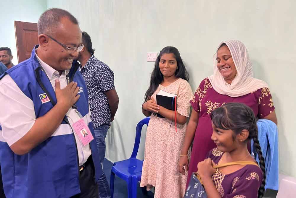 Khairul Azhari beramah mesra bersama kaum India di Kampung Chuang pada Ahad