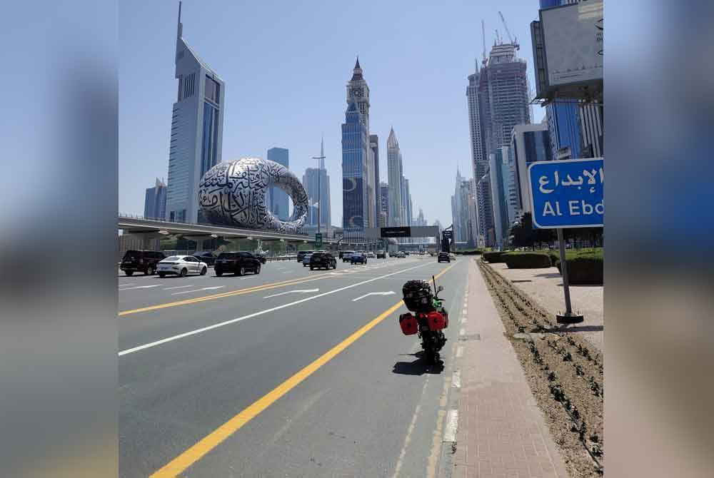 Tanabalan merakam gambar ketika tiba di Dubai.