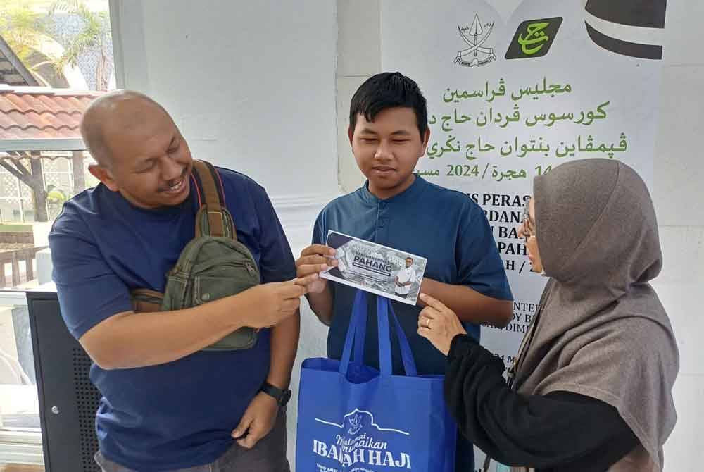 Irfan Hamdani (tengah) bersama ayah dan ibunya akan berangkat ke Tanah Suci pada 12 Mei depan.