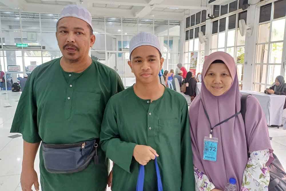 Muhammah Ilham (tengah) bersama ibu bapanya akan mengerjakan ibadah haji pada tahun ini.