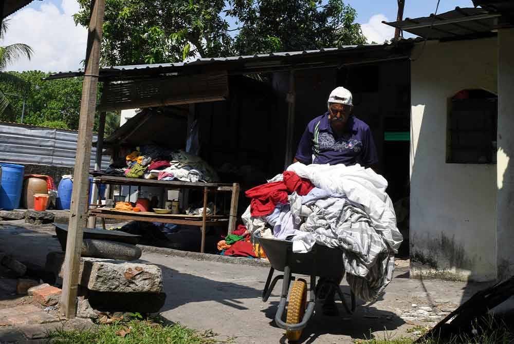 Raman melakukan rutin harian perkhidmatan dobi di perkampungan Dobi yang terletak di antara Jalan Air Hitam dan Jalan York, Dhobi Ghat. Foto Bernama