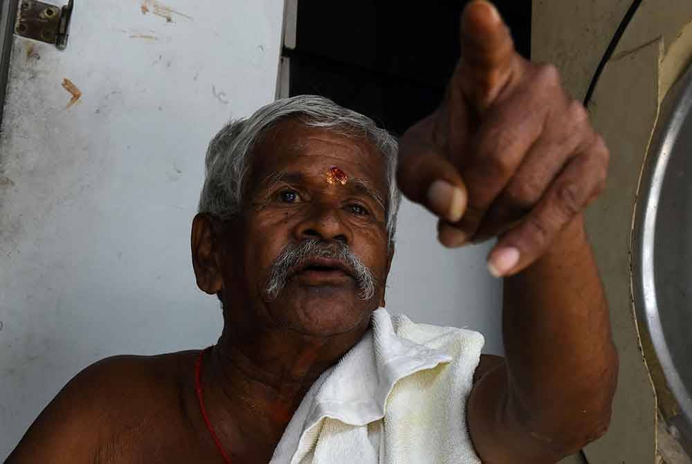 Yuvaraj menceritakan perkhidmatan dobi yang diusahakan. Foto Bernama