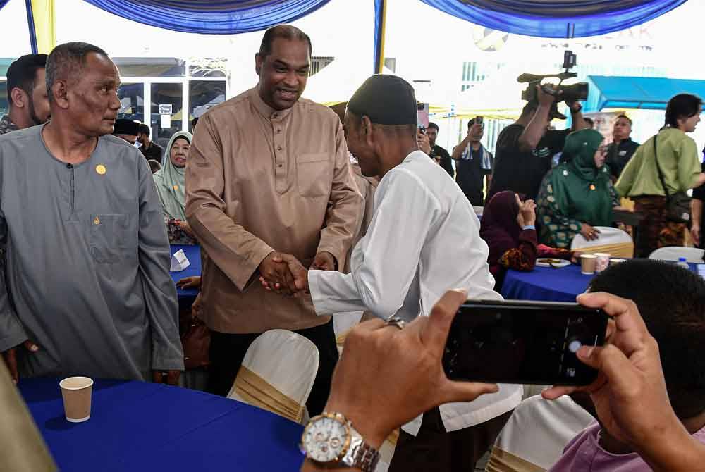 Ramanan (tengah) beramah mesra bersama pengunjung yang hadir pada Rumah Terbuka Aidilfitri bersama Amanah Ikhtiar Malaysia dan KOOP Sahabat di pekarangan Pusat Khidmat Rakyat Parlimen Sungai Buloh pada Ahad. Foto Bernama