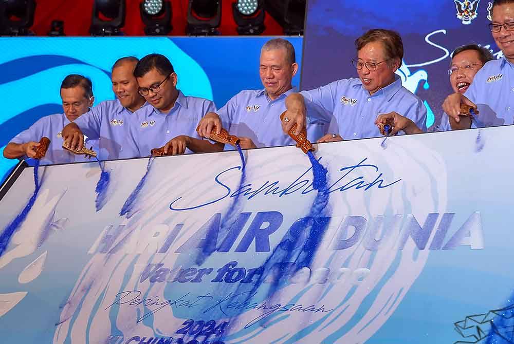 Abang Johari (tiga, kanan) merasmikan Hari Air Sedunia 2024 Peringkat Kebangsaan di Tebingan Sungai Kuching, pada Ahad. Foto Bernama