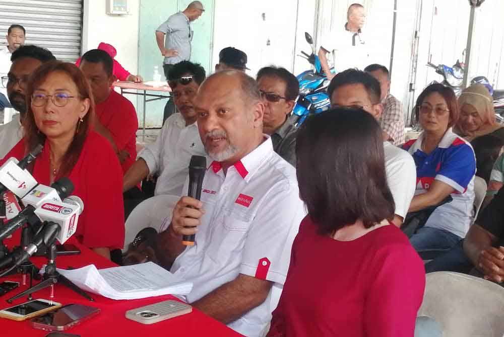 Teresa (kiri) ketika sidang akhbar di Pusat Khidmat ADUN Kuala Kubu Baharu pada Ahad.