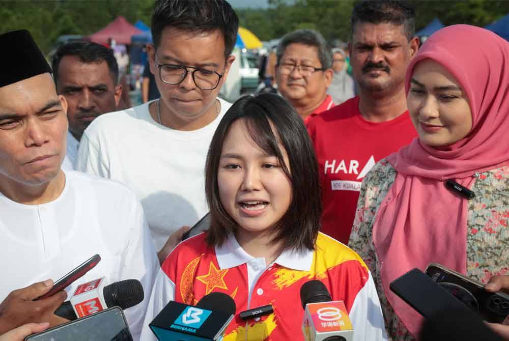 Sock Tao menjawab pertanyaan media ketika ditemui pada sesi ramah mesra di Pasar Karat Batang Kali sempena kempen PRK Kuala Kubu Baharu pada Ahad. Foto Bernama