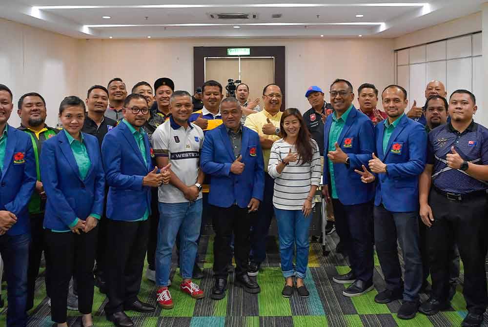 Amir Amri (lima, kiri) bergambar bersama ahli persatuan ragbi pada majlis penutup seminar Pengurusan Malaysia Rugby 2024 di Wisma OCM pada Ahad. Foto Bernama