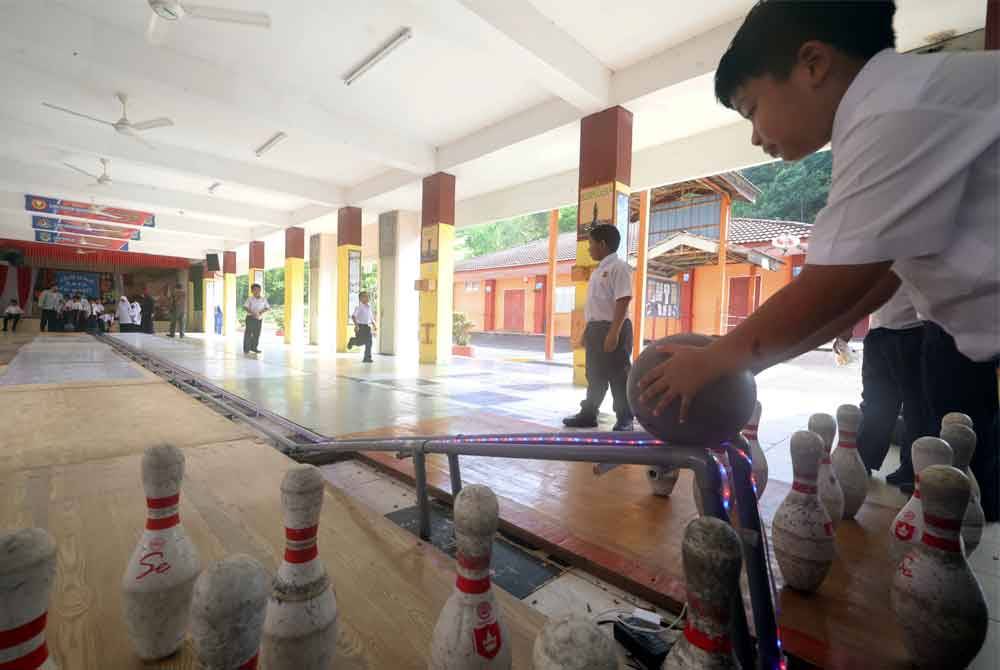 Rel yang digunakan untuk menghantar semula bola kepada pemain selepas melontarkannya seakan tempat bermain boling yang sebenar. Foto Bernama