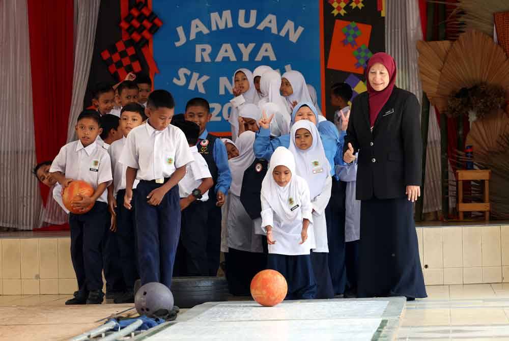 Seorang ustaz tampil dengan idea kreatif membina lorong boling di SK Nami bagi memudahkan pelajarnya berlatih. Foto Bernama