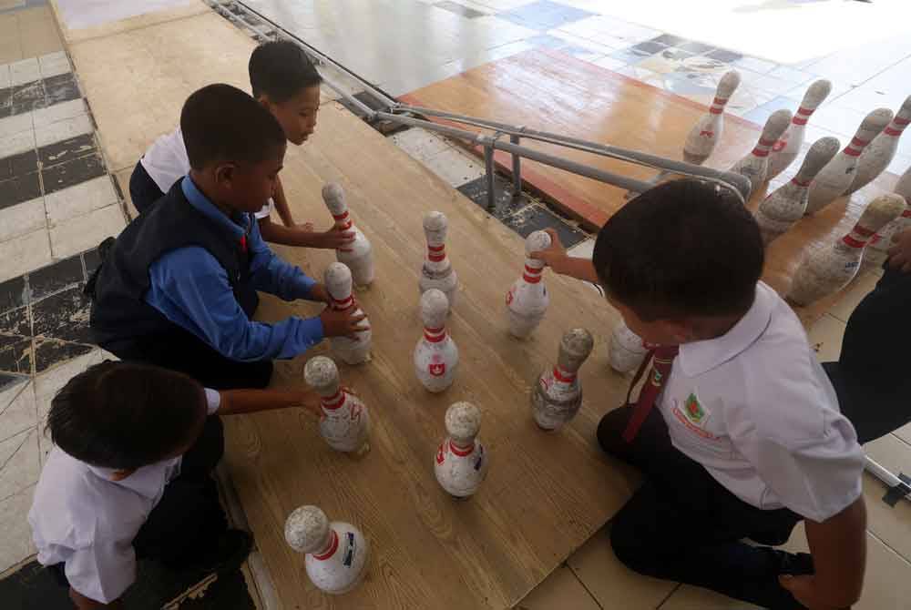 Bola dan pin boling ada yang dibeli dan diberikan oleh pusat boling.