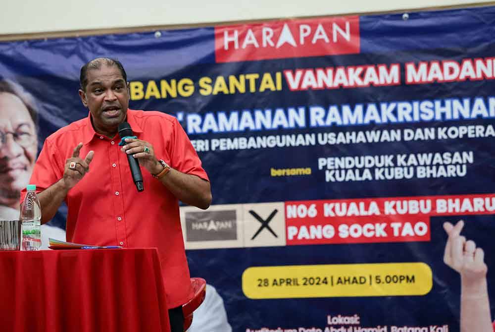 Ramanan berdialog bersama masyarakat India pada Program Sembang Santai Vanakam Madani di Dewan Datuk Abdul Hamid, Batang Kali pada Ahad. Foto Bernama
