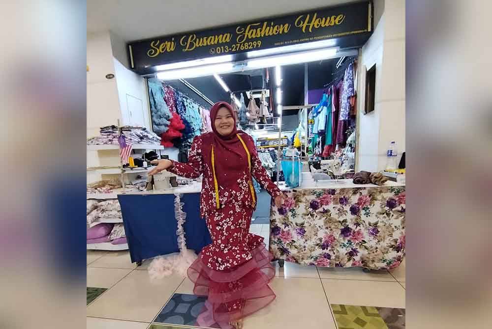 Mahani di hadapan salah sebuah kedai menjahitnya di Kompleks Bukit Jambul.