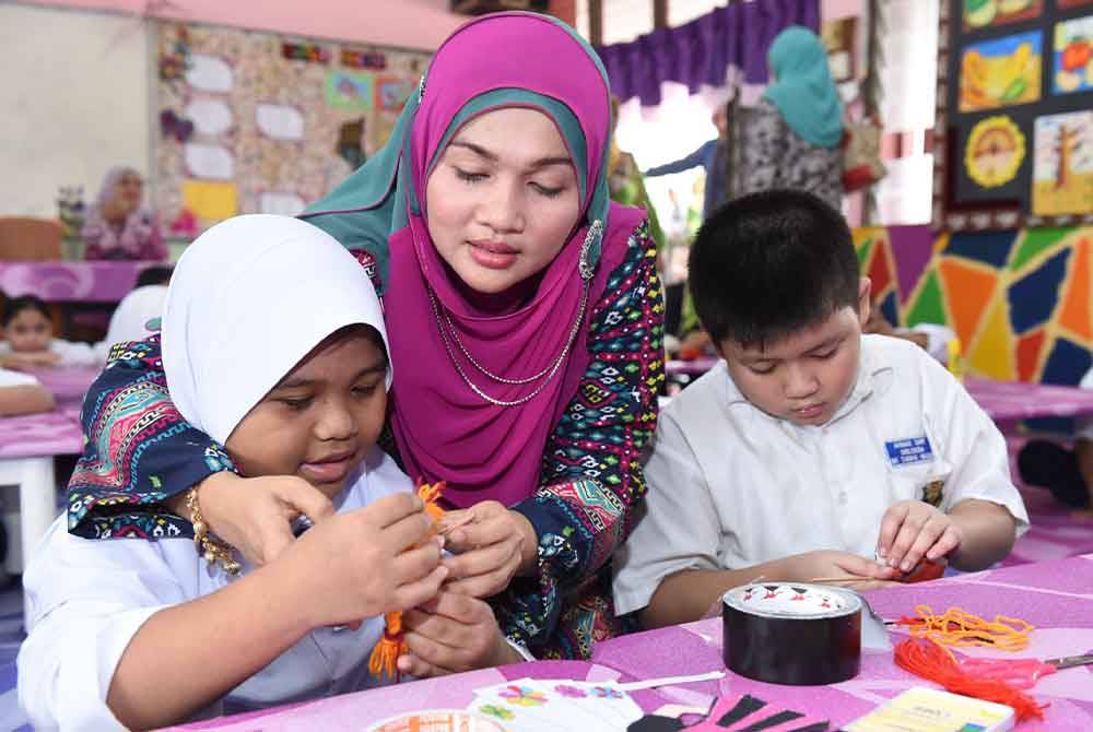 Guru perlu mengenal pasti murid yang belum menguasai asas 3M lebih awal bagi merancang program intervensi. - Gambar hiasan