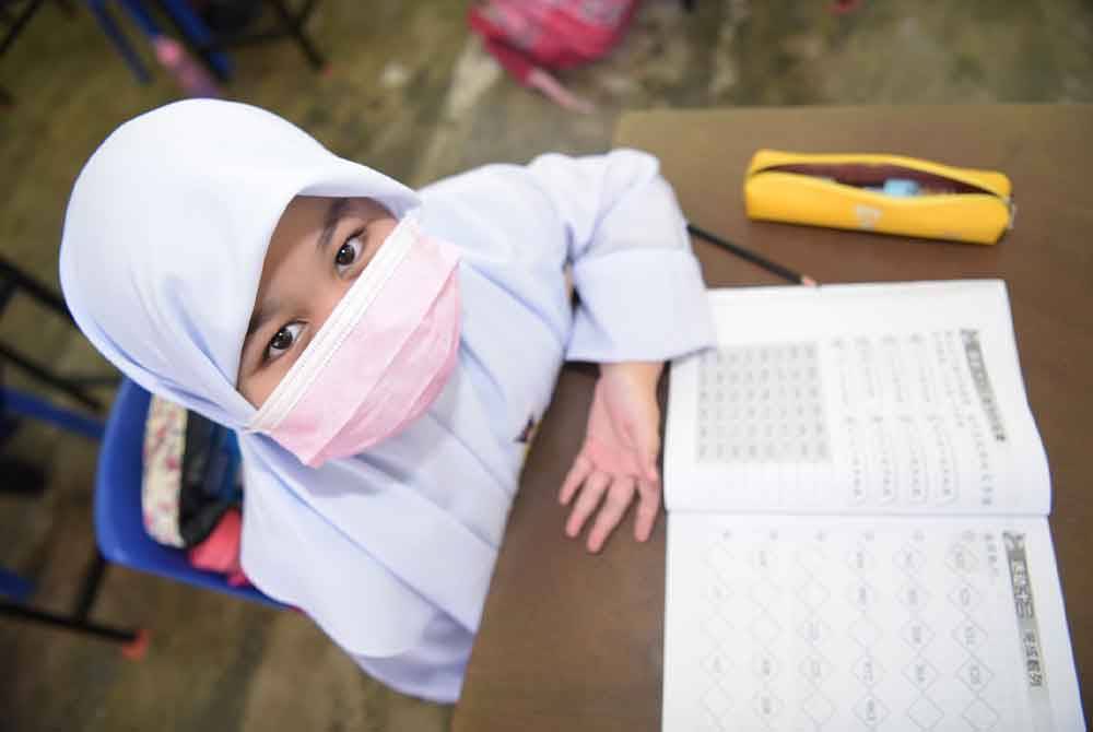 Ibu bapa mengharapkan anak mereka untuk menguasai asas literasi sebagai langkah permulaan dalam menimba ilmu. - Gambar hiasan